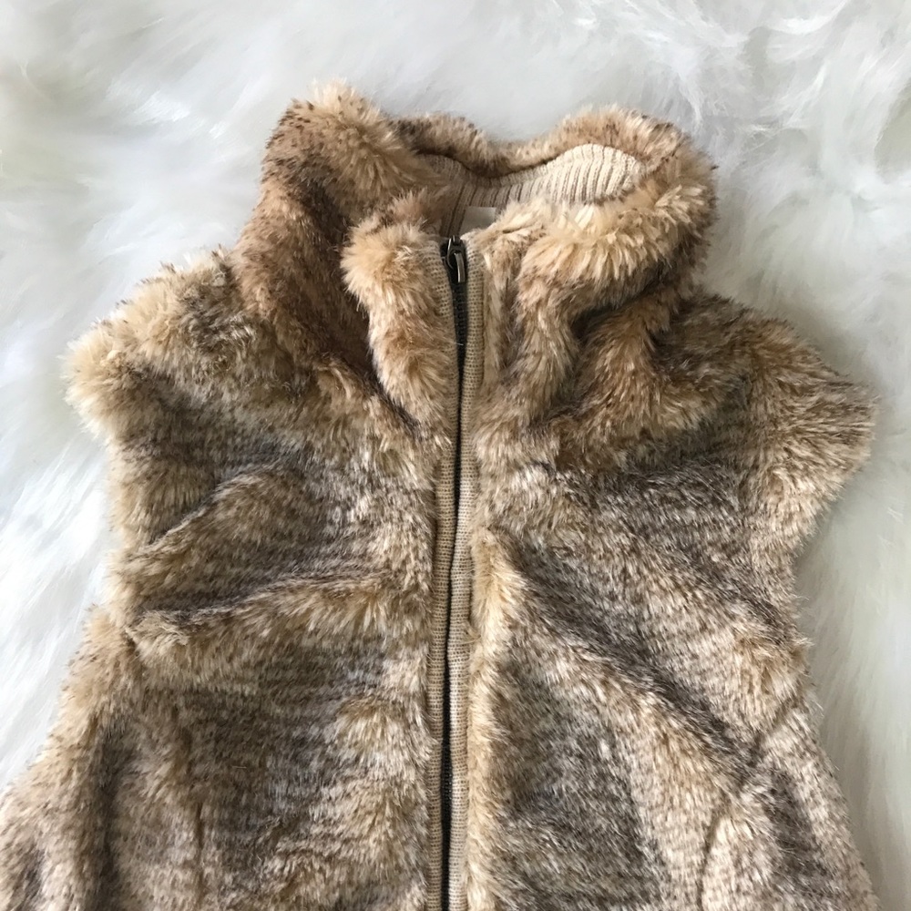 ｆａｕｘ ｆｕｒ ｖｅｓｔ